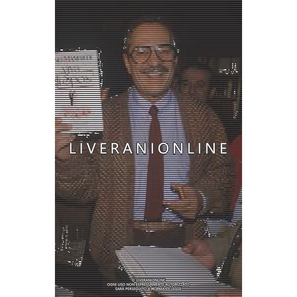 DIAP-RETROSPETTIVA NINO MANFEDI ATTORE NELLA FOTO NINO MANFREDI A MILANO NELL\'ANNO 1984 PRESENTA IL LIBRO “VIVA GLI SPOSI‘ AG ALDO LIVERANI SAS