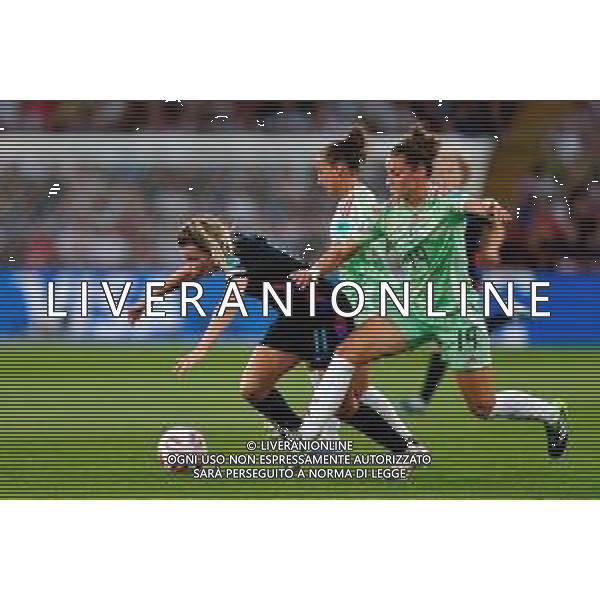 TVEM July 22, 2025 Geneva, Switzerland - England vs Italy - Women\'s UEFA Euro 2025 - Stade de Geneve. In the pic: Martina Lenzini of Italy in action against Lauren Hemp of England ©TVEM Emmanuele Mastrodonato - AGENZIA ALDO LIVERANI SAS
