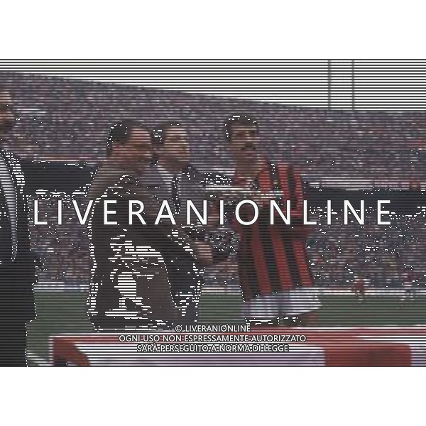 DIAP-RETROSPETTIVA MAURIZIO MOSCA GIORNALISTA NELLA FOTO MAURIZIO MOSCA PREMIA PIETRO PAOLO VIRDIS CON PAOLO BERLUSCONI NELL\'ANNO 1987 A SAN SIRO AG ALDO LIVERANI SAS