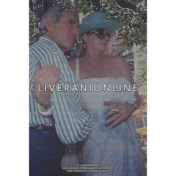 DIAP-RETROSPETTIVA WALTER CHIARI ATTORE NELLA FOTO WALTER CHIARI A CERNOBBIO NELL\'ANNO 1989 CON ANITA EKBERG AG ALDO LIVERANI SAS