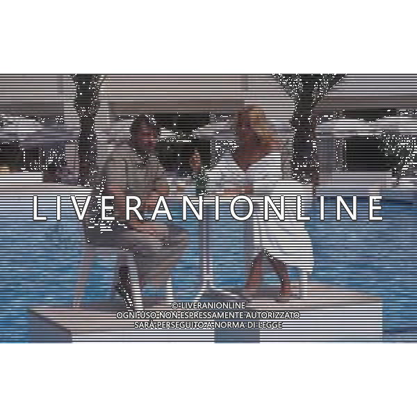 DIAP-RETROSPETTIVA RICKY TOGNAZZI ATTORE NELLA FOTO RICKY TOGNAZZI CON SIMONA IZZO A CANNES NELL\'ANNO 1989 AG ALDO LIVERANI SAS  
