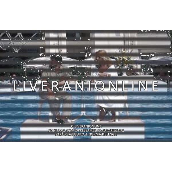 DIAP-RETROSPETTIVA RICKY TOGNAZZI ATTORE NELLA FOTO RICKY TOGNAZZI CON SIMONA IZZO A CANNES NELL\'ANNO 1989 AG ALDO LIVERANI SAS  
