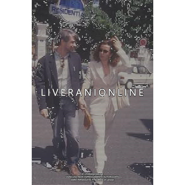 DIAP-RETROSPETTIVA RICKY TOGNAZZI ATTORE NELLA FOTO RICKY TOGNAZZI CON SIMONA IZZO A CANNES NELL\'ANNO 1989 AG ALDO LIVERANI SAS  