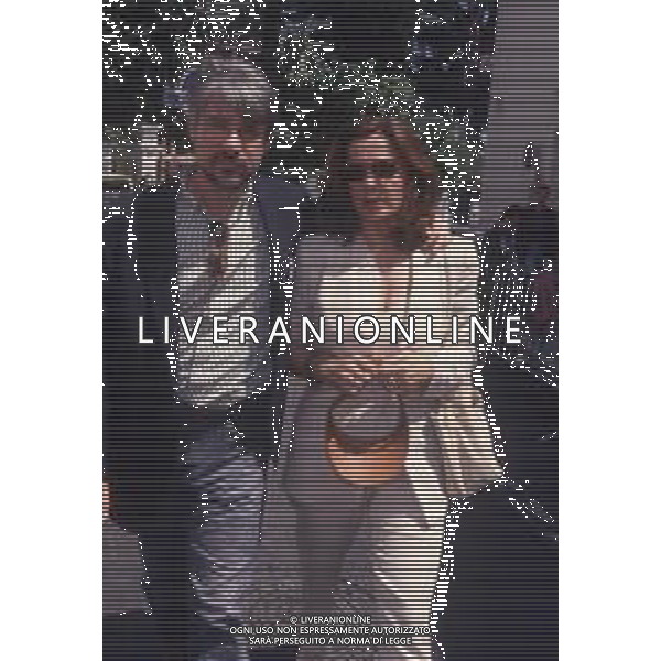 DIAP-RETROSPETTIVA RICKY TOGNAZZI ATTORE NELLA FOTO RICKY TOGNAZZI CON SIMONA IZZO A CANNES NELL\'ANNO 1989 AG ALDO LIVERANI SAS  