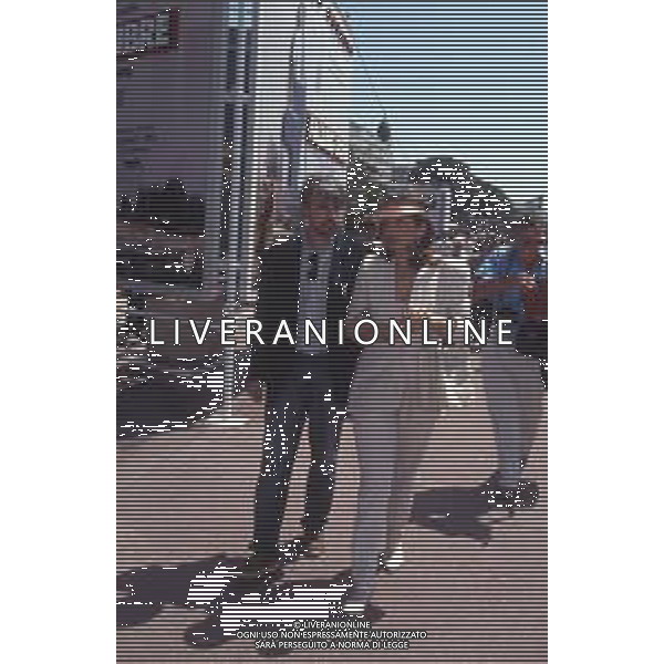 DIAP-RETROSPETTIVA RICKY TOGNAZZI ATTORE NELLA FOTO RICKY TOGNAZZI CON SIMONA IZZO A CANNES NELL\'ANNO 1989 AG ALDO LIVERANI SAS  