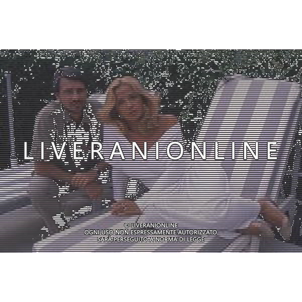 DIAP-RETROSPETTIVA RICKY TOGNAZZI ATTORE NELLA FOTO RICKY TOGNAZZI CON SIMONA IZZO A CANNES NELL\'ANNO 1989 AG ALDO LIVERANI SAS  