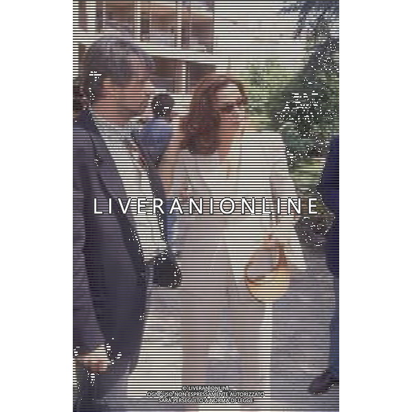 DIAP-RETROSPETTIVA RICKY TOGNAZZI ATTORE NELLA FOTO RICKY TOGNAZZI CON SIMONA IZZO A CANNES NELL\'ANNO 1989 AG ALDO LIVERANI SAS  