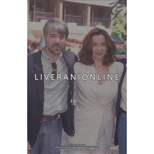 DIAP-RETROSPETTIVA RICKY TOGNAZZI ATTORE NELLA FOTO RICKY TOGNAZZI CON SIMONA IZZO A CANNES NELL\'ANNO 1989 AG ALDO LIVERANI SAS  