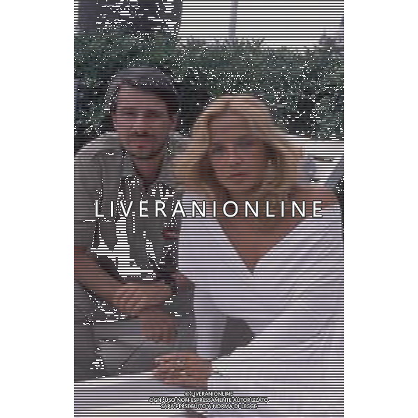 DIAP-RETROSPETTIVA RICKY TOGNAZZI ATTORE NELLA FOTO RICKY TOGNAZZI CON SIMONA IZZO A CANNES NELL\'ANNO 1989 AG ALDO LIVERANI SAS  