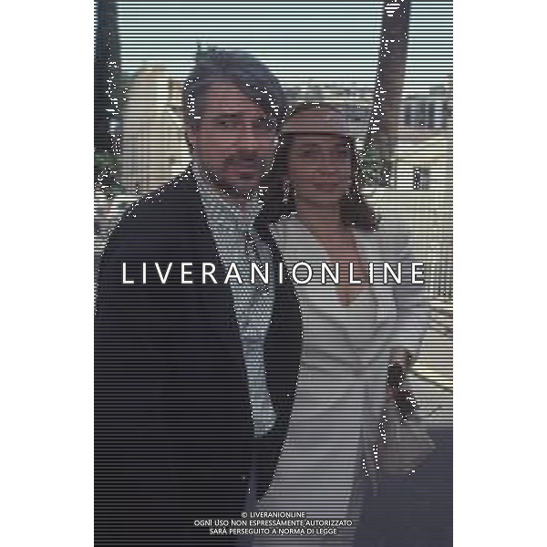 DIAP-RETROSPETTIVA RICKY TOGNAZZI ATTORE NELLA FOTO RICKY TOGNAZZI CON SIMONA IZZO A CANNES NELL\'ANNO 1989 AG ALDO LIVERANI SAS  