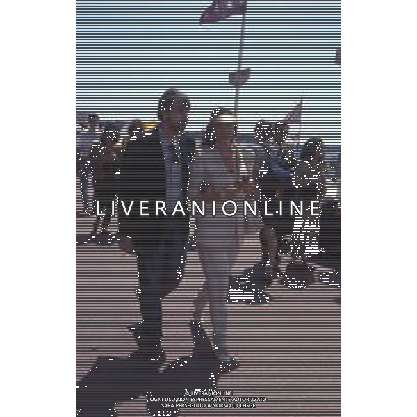 DIAP-RETROSPETTIVA RICKY TOGNAZZI ATTORE NELLA FOTO RICKY TOGNAZZI CON SIMONA IZZO A CANNES NELL\'ANNO 1989 AG ALDO LIVERANI SAS  
