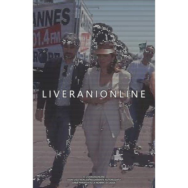 DIAP-RETROSPETTIVA RICKY TOGNAZZI ATTORE NELLA FOTO RICKY TOGNAZZI CON SIMONA IZZO A CANNES NELL\'ANNO 1989 AG ALDO LIVERANI SAS  