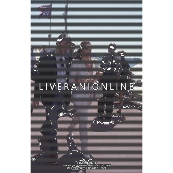 DIAP-RETROSPETTIVA RICKY TOGNAZZI ATTORE NELLA FOTO RICKY TOGNAZZI CON SIMONA IZZO A CANNES NELL\'ANNO 1989 AG ALDO LIVERANI SAS  
