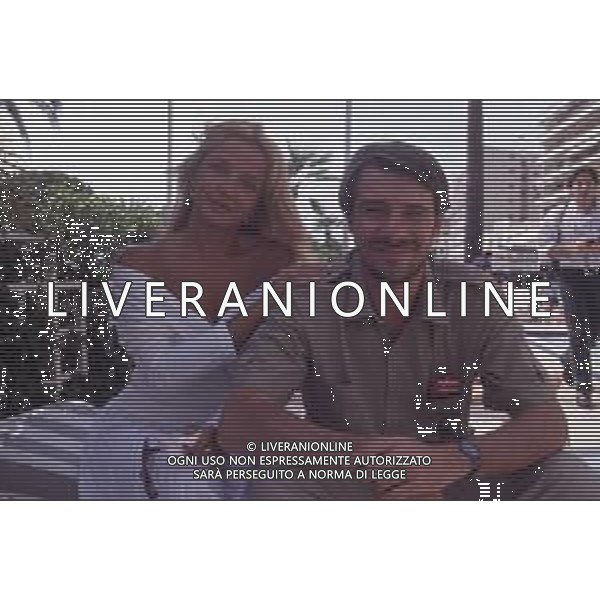 DIAP-RETROSPETTIVA RICKY TOGNAZZI ATTORE NELLA FOTO RICKY TOGNAZZI CON SIMONA IZZO A CANNES NELL\'ANNO 1989 AG ALDO LIVERANI SAS  