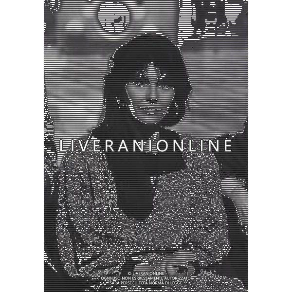 DIAP-RETROSPETTIVA CLAUDIA MORI ATTRICE E CANTANTE NELLA FOTO CLAUDIA MORI NEL PROGRAMMA TELEVISIVO “ DUDU DUDU\' “ NELL\'ANNO 1990 AG ALDO LIVERANI SAS