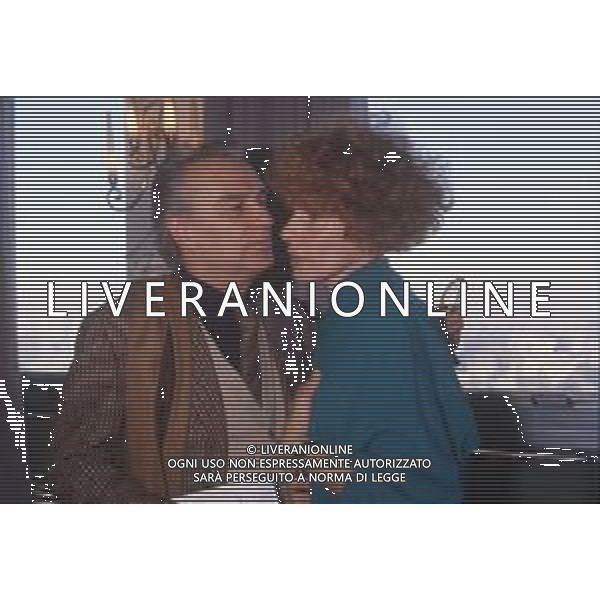 DIAP-RETROSPETTIVA GIORGIO ALBERTAZZI ATTORE NELLA FOTO GIORGIO ALBERTAZZI CON ORNELLA VANONI PRESENTANO IN TERRAZZA MARTINI LA COMMEDIA TEATRALE “ COMMEDY ROMANTIC“ NELL\'ANNO 1986 A MILANO  FOTO RENATO LANI-AG ALDO LIVERANI SAS 