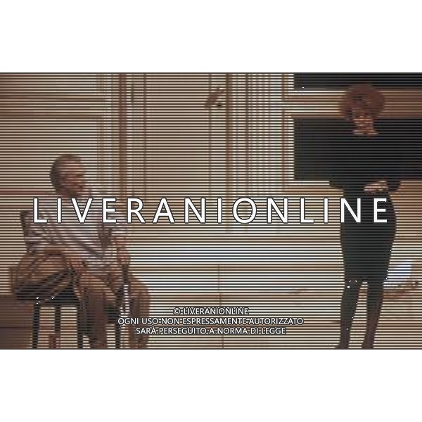 DIAP-RETROSPETTIVA GIORGIO ALBERTAZZI ATTORE NELLA FOTO GIORGIO ALBERTAZZI CON ORNELLA VANONI NELLA COMMEDIA TEATRALE “ COMMEDY ROMANTIC“ NELL\'ANNO 1986 A MILANO FOTO RENATO LANI-AG ALDO LIVERANI SAS