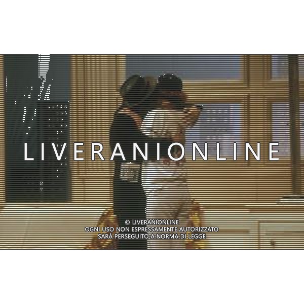 DIAP-RETROSPETTIVA GIORGIO ALBERTAZZI ATTORE NELLA FOTO GIORGIO ALBERTAZZI CON ORNELLA VANONI NELLA COMMEDIA TEATRALE “ COMMEDY ROMANTIC“ NELL\'ANNO 1986 A MILANO FOTO RENATO LANI-AG ALDO LIVERANI SAS