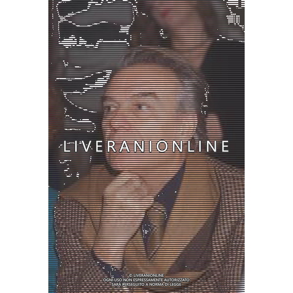 DIAP-RETROSPETTIVA GIORGIO ALBERTAZZI ATTORE NELLA FOTO GIORGIO ALBERTAZZI CON ORNELLA VANONI PRESENTANO IN TERRAZZA MARTINI LA COMMEDIA TEATRALE “ COMMEDY ROMANTIC“ NELL\'ANNO 1986 A MILANO  FOTO RENATO LANI-AG ALDO LIVERANI SAS 
