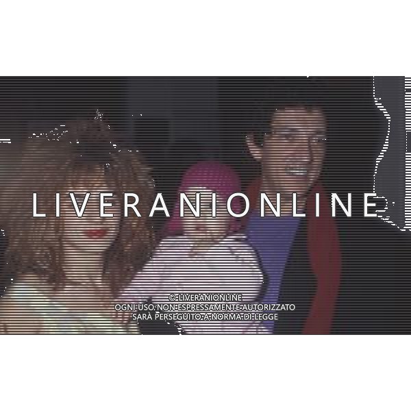 DIAP-RETROSPETTIVA EUGENIO BENNATO CANTANTE NELLA FOTO EUGENIO BENNATO CON LA FAMIGLIA AL FESTIVAL DI SANREMO NELL\'ANNO 1990 AG ALDO LIVERANI SAS