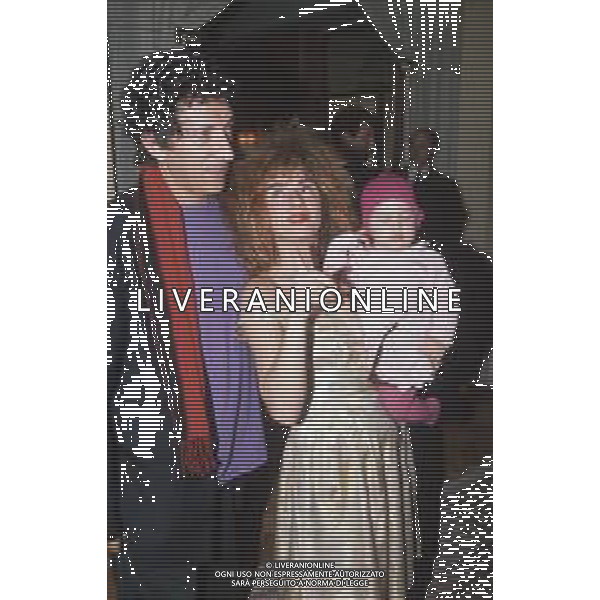DIAP-RETROSPETTIVA EUGENIO BENNATO CANTANTE NELLA FOTO EUGENIO BENNATO CON LA FAMIGLIA AL FESTIVAL DI SANREMO NELL\'ANNO 1990 AG ALDO LIVERANI SAS