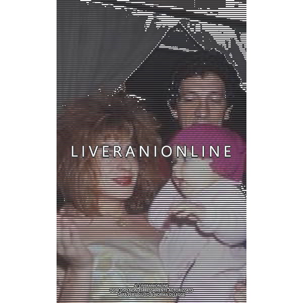 DIAP-RETROSPETTIVA EUGENIO BENNATO CANTANTE NELLA FOTO EUGENIO BENNATO CON LA FAMIGLIA AL FESTIVAL DI SANREMO NELL\'ANNO 1990 AG ALDO LIVERANI SAS