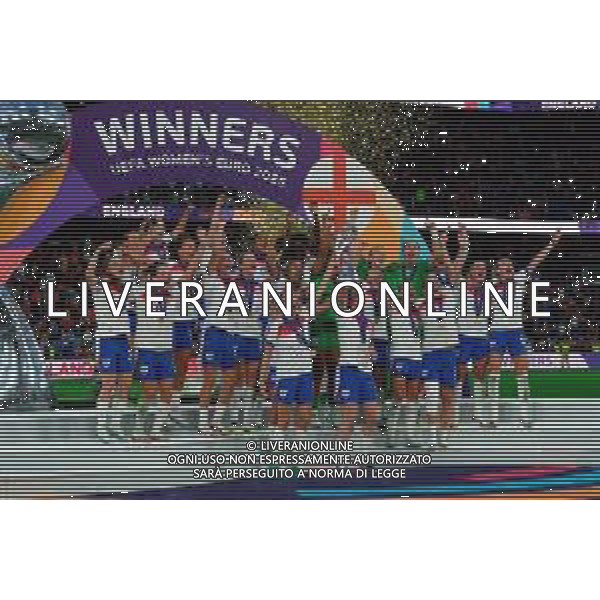 TVEM July 27, 2025 Basel, Switzerland - England vs Spain - Women\'s UEFA Euro 2025 Final match - St. Jakob-Park. In the pic: Match winner England celebrates lifting trophy at St. Jakob‑Park, Basel ©TVEM Emmanuele Mastrodonato - AGENZIA ALDO LIVERANI SAS