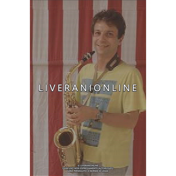 DIAP-RETROSPETTIVA SERGIO CAPUTO CANTANTE NELLA FOTO SERGIO CAPUTO A RIVA DEL GARDA NELL\'ANNO 1985 AG ALDO LIVERANI SAS