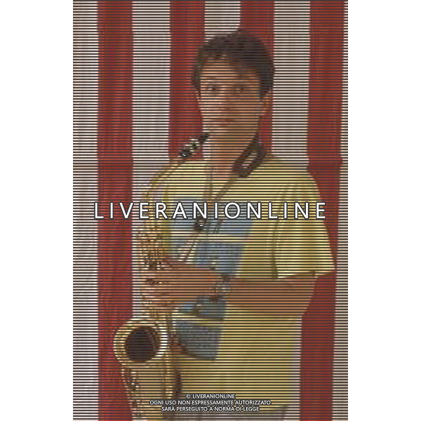 DIAP-RETROSPETTIVA SERGIO CAPUTO CANTANTE NELLA FOTO SERGIO CAPUTO A RIVA DEL GARDA NELL\'ANNO 1985 AG ALDO LIVERANI SAS