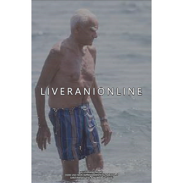 DIAP-RETROSPETTIVA ALBERTO MORAVIA SCRITTORE NELLA FOTO ALBERTO MORAVIA CON DACIA MARAINI A OSTIA NELL\'ANNO 1985 FOTO EDGARDO DELLA SCORCIOSA-AG ALDO LIVERANI SAS