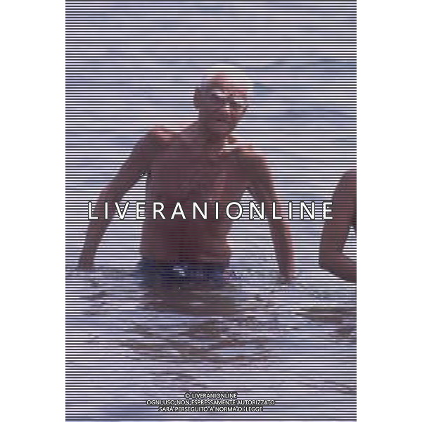 DIAP-RETROSPETTIVA ALBERTO MORAVIA SCRITTORE NELLA FOTO ALBERTO MORAVIA CON DACIA MARAINI A OSTIA NELL\'ANNO 1985 FOTO EDGARDO DELLA SCORCIOSA-AG ALDO LIVERANI SAS
