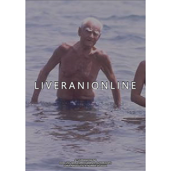 DIAP-RETROSPETTIVA ALBERTO MORAVIA SCRITTORE NELLA FOTO ALBERTO MORAVIA CON DACIA MARAINI A OSTIA NELL\'ANNO 1985 FOTO EDGARDO DELLA SCORCIOSA-AG ALDO LIVERANI SAS