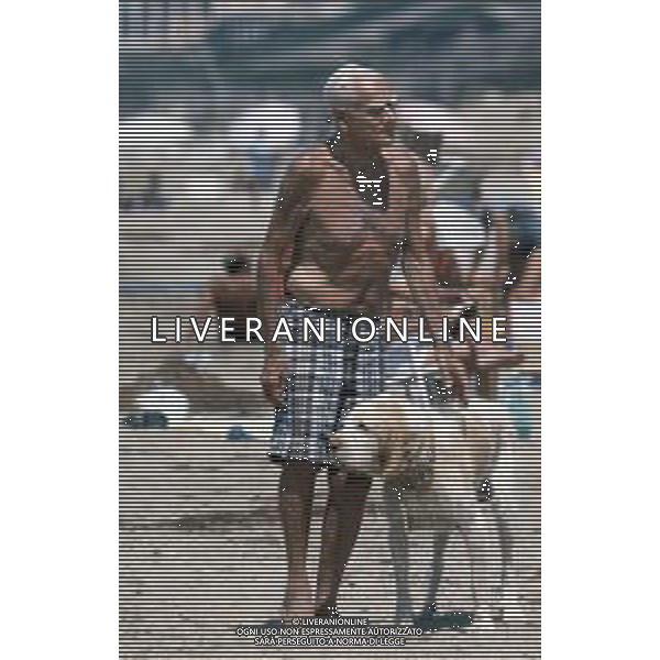 DIAP-RETROSPETTIVA ALBERTO MORAVIA SCRITTORE NELLA FOTO ALBERTO MORAVIA CON DACIA MARAINI A OSTIA NELL\'ANNO 1985 FOTO EDGARDO DELLA SCORCIOSA-AG ALDO LIVERANI SAS