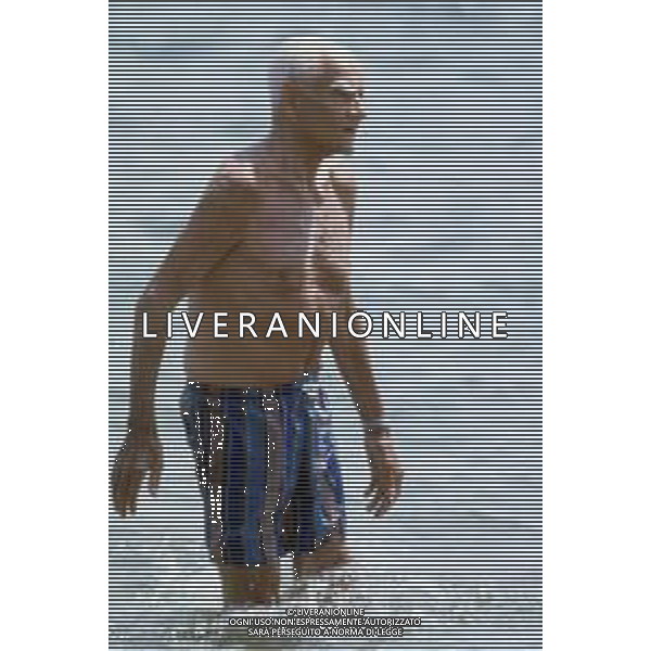 DIAP-RETROSPETTIVA ALBERTO MORAVIA SCRITTORE NELLA FOTO ALBERTO MORAVIA CON DACIA MARAINI A OSTIA NELL\'ANNO 1985 FOTO EDGARDO DELLA SCORCIOSA-AG ALDO LIVERANI SAS