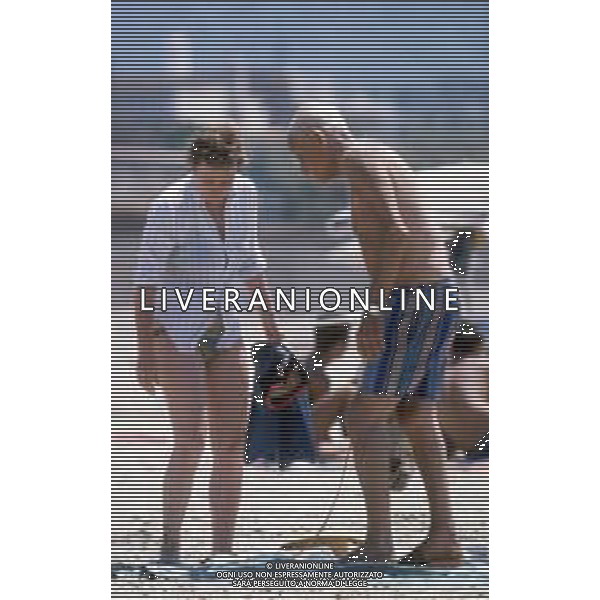 DIAP-RETROSPETTIVA ALBERTO MORAVIA SCRITTORE NELLA FOTO ALBERTO MORAVIA CON DACIA MARAINI A OSTIA NELL\'ANNO 1985 FOTO EDGARDO DELLA SCORCIOSA-AG ALDO LIVERANI SAS