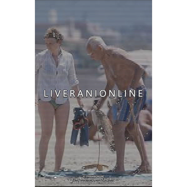 DIAP-RETROSPETTIVA ALBERTO MORAVIA SCRITTORE NELLA FOTO ALBERTO MORAVIA CON DACIA MARAINI A OSTIA NELL\'ANNO 1985 FOTO EDGARDO DELLA SCORCIOSA-AG ALDO LIVERANI SAS