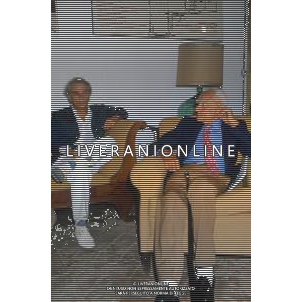 DIAP-RETROSPETTIVA ALBERTO MORAVIA SCRITTORE NELLA FOTO ALBERTO MORAVIA A SPOLETO NELL\'ANNO 1985 CON GIORGIO ALBERTAZZI AG ALDO LIVERANI SAS