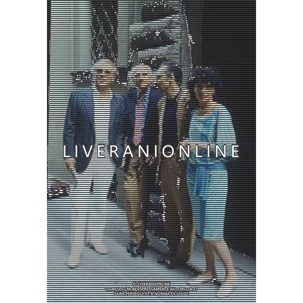 DIAP-RETROSPETTIVA ALBERTO MORAVIA SCRITTORE NELLA FOTO ALBERTO MORAVIA A SPOLETO NELL\'ANNO 1985 CON GIORGIO ALBERTAZZI AG ALDO LIVERANI SAS