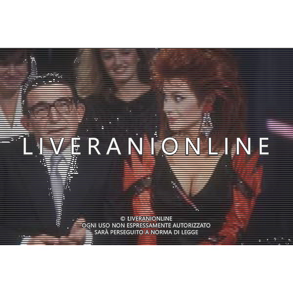 DIAP-RETROSPETTIVA CARMEN RUSSO ATTRICE NELLA FOTO CARMEN RUSSO NELLA TRASMISSIONE TELEVISIVA “UN FANTASTICO TRAGICO VENERDI\'“ NELL\'ANNO 1986-1987 AG ALDO LIVERANI SAS