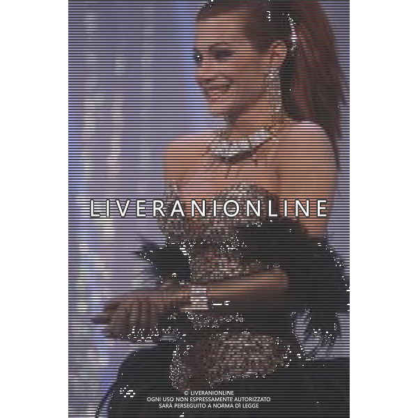DIAP-RETROSPETTIVA CARMEN RUSSO ATTRICE NELLA FOTO CARMEN RUSSO NELLA TRASMISSIONE TELEVISIVA “UN FANTASTICO TRAGICO VENERDI\'“ NELL\'ANNO 1986-1987 AG ALDO LIVERANI SAS