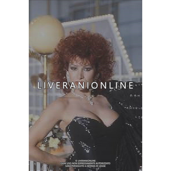 DIAP-RETROSPETTIVA CARMEN RUSSO ATTRICE NELLA FOTO CARMEN RUSSO NELLA TRASMISSIONE TELEVISIVA “UN FANTASTICO TRAGICO VENERDI\'“ NELL\'ANNO 1986-1987 AG ALDO LIVERANI SAS