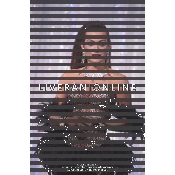 DIAP-RETROSPETTIVA CARMEN RUSSO ATTRICE NELLA FOTO CARMEN RUSSO NELLA TRASMISSIONE TELEVISIVA “UN FANTASTICO TRAGICO VENERDI\'“ NELL\'ANNO 1986-1987 AG ALDO LIVERANI SAS