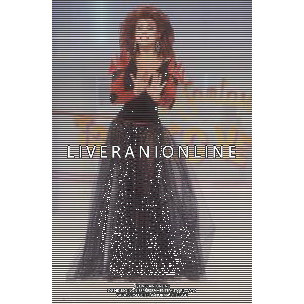 DIAP-RETROSPETTIVA CARMEN RUSSO ATTRICE NELLA FOTO CARMEN RUSSO NELLA TRASMISSIONE TELEVISIVA “UN FANTASTICO TRAGICO VENERDI\'“ NELL\'ANNO 1986-1987 AG ALDO LIVERANI SAS