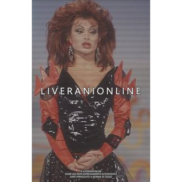 DIAP-RETROSPETTIVA CARMEN RUSSO ATTRICE NELLA FOTO CARMEN RUSSO NELLA TRASMISSIONE TELEVISIVA “UN FANTASTICO TRAGICO VENERDI\'“ NELL\'ANNO 1986-1987 AG ALDO LIVERANI SAS