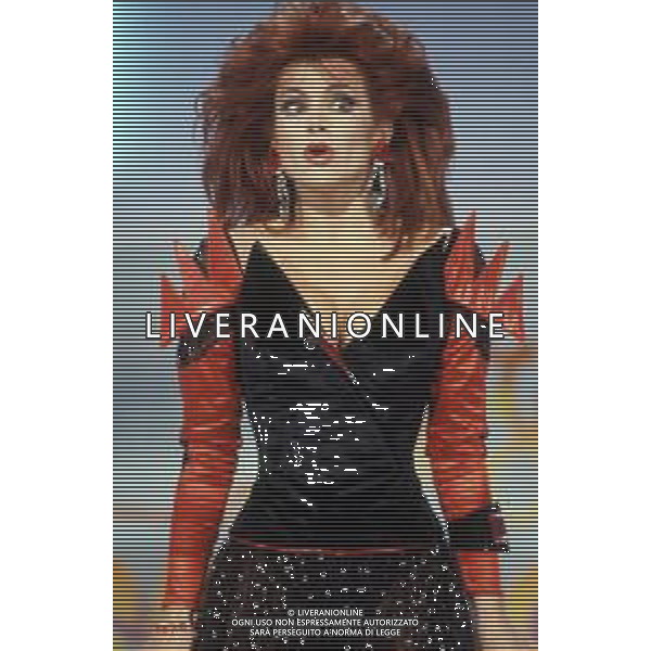 DIAP-RETROSPETTIVA CARMEN RUSSO ATTRICE NELLA FOTO CARMEN RUSSO NELLA TRASMISSIONE TELEVISIVA “UN FANTASTICO TRAGICO VENERDI\'“ NELL\'ANNO 1986-1987 AG ALDO LIVERANI SAS