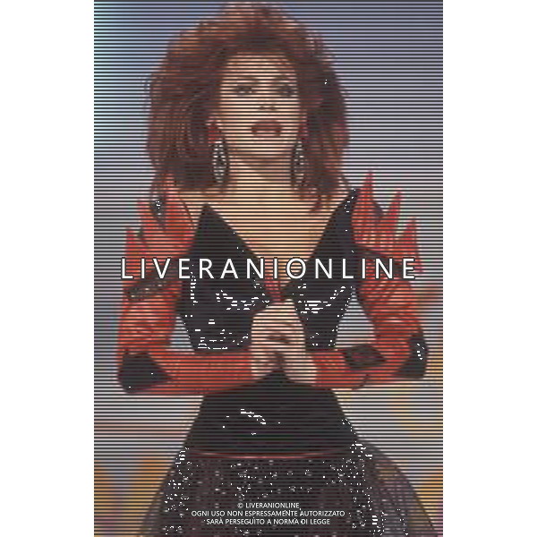 DIAP-RETROSPETTIVA CARMEN RUSSO ATTRICE NELLA FOTO CARMEN RUSSO NELLA TRASMISSIONE TELEVISIVA “UN FANTASTICO TRAGICO VENERDI\'“ NELL\'ANNO 1986-1987 AG ALDO LIVERANI SAS