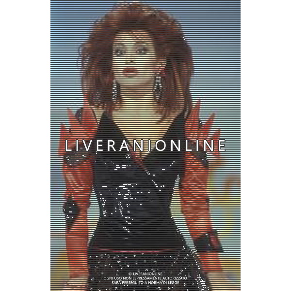 DIAP-RETROSPETTIVA CARMEN RUSSO ATTRICE NELLA FOTO CARMEN RUSSO NELLA TRASMISSIONE TELEVISIVA “UN FANTASTICO TRAGICO VENERDI\'“ NELL\'ANNO 1986-1987 AG ALDO LIVERANI SAS