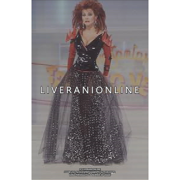 DIAP-RETROSPETTIVA CARMEN RUSSO ATTRICE NELLA FOTO CARMEN RUSSO NELLA TRASMISSIONE TELEVISIVA “UN FANTASTICO TRAGICO VENERDI\'“ NELL\'ANNO 1986-1987 AG ALDO LIVERANI SAS
