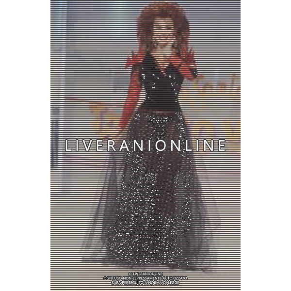 DIAP-RETROSPETTIVA CARMEN RUSSO ATTRICE NELLA FOTO CARMEN RUSSO NELLA TRASMISSIONE TELEVISIVA “UN FANTASTICO TRAGICO VENERDI\'“ NELL\'ANNO 1986-1987 AG ALDO LIVERANI SAS