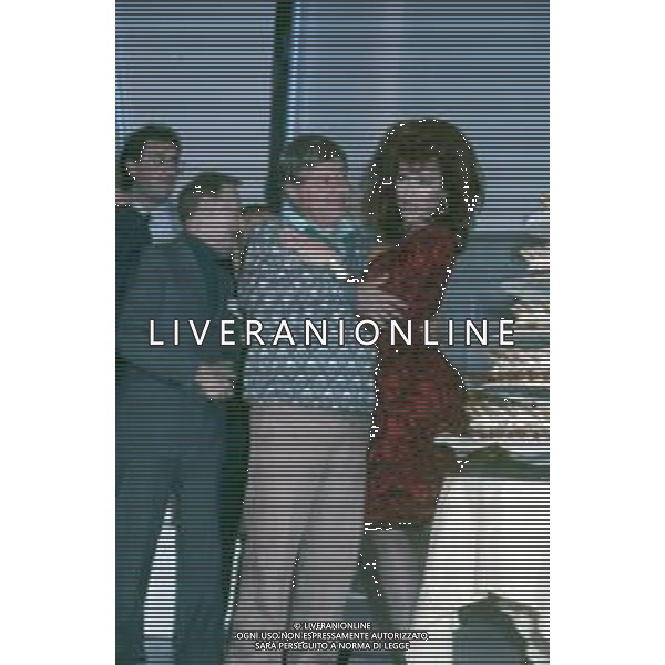 DIAP-RETROSPETTIVA CARMEN RUSSO ATTRICE NELLA FOTO CARMEN RUSSO CON PAOLO VILLAGGIO NELLA TRASMISSIONE TELEVISIVA “UN FANTASTICO TRAGICO VENERDI\'“ NELL\'ANNO 1986-1987 AG ALDO LIVERANI SAS